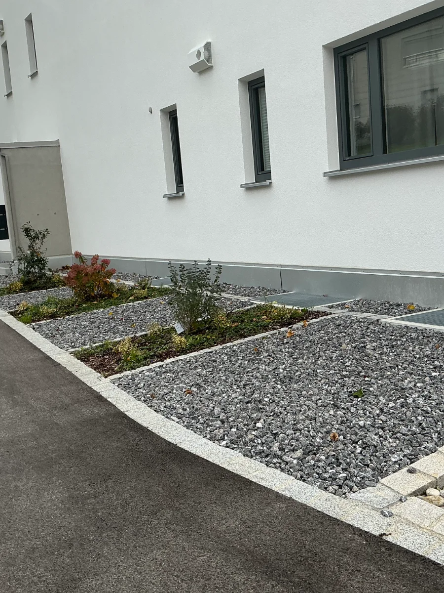 Gestaltung von Außenanlagen mit Pflaster und Grünflächen